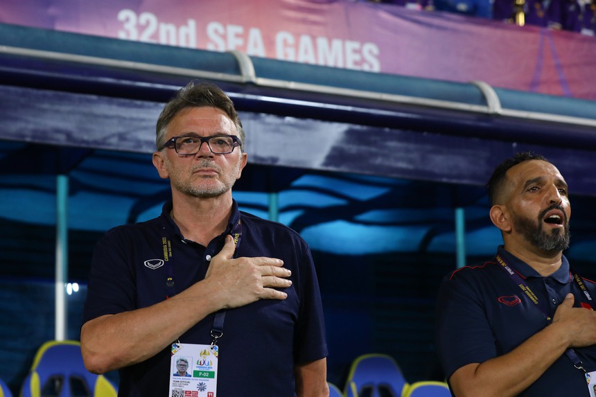 HLV Lào: ‘Chúng tôi xứng đáng hòa U22 Việt Nam; ông Park để lại cái bóng quá lớn lên Troussier’ - Ảnh 2.