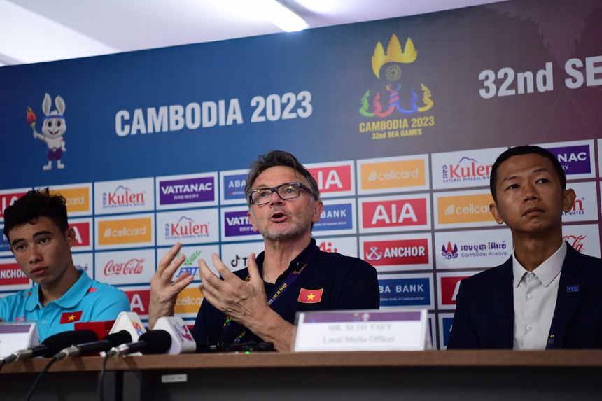 HLV Troussier: ‘Tôi muốn tạo triết lý khác với thời ông Park, đưa bóng đá Việt Nam tiệm cận châu lục’ - Ảnh 1.
