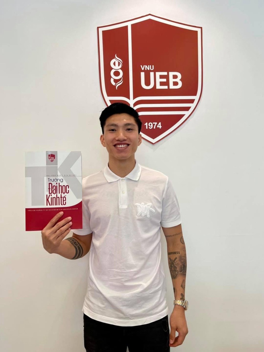 Đoàn Văn Hậu đáp trả ra sao khi bị nói 'không học hành gì', so kè bằng cấp với bạn gái tốt nghiệp trường luật - Ảnh 2. Đoàn Văn Hậu đáp trả ra sao khi bị nói 'không học hành gì', so kè bằng cấp với bạn gái tốt nghiệp trường luật - Ảnh 2.