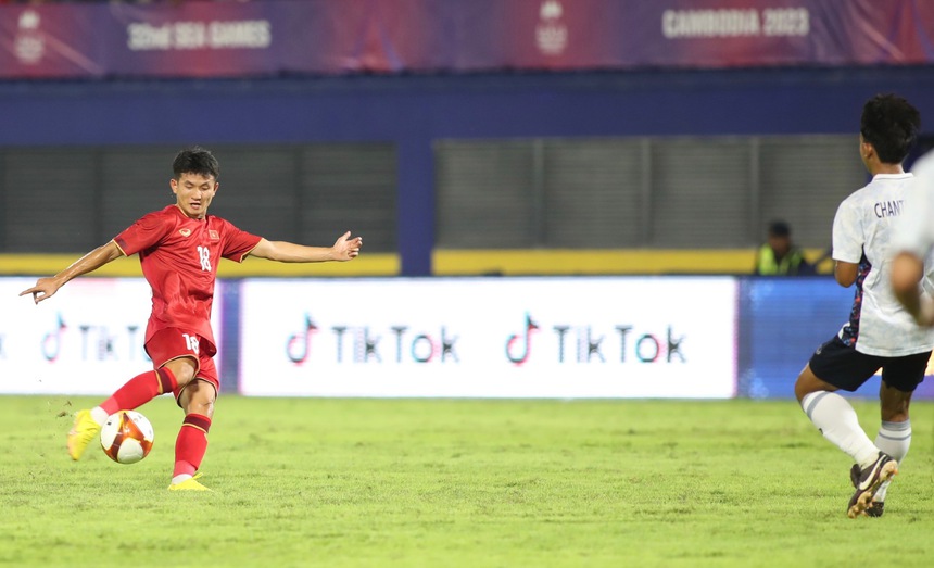 Tiền đạo 1m80 để tóc cực cháy lập siêu phẩm giúp U22 Việt Nam tại SEA Games 32 - Ảnh 7.