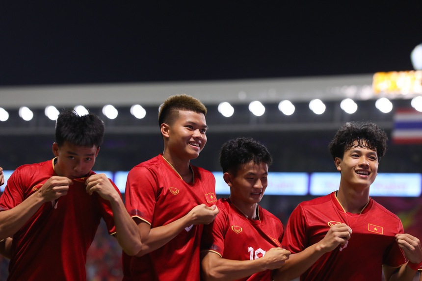 Tiền đạo 1m80 để tóc cực cháy lập siêu phẩm giúp U22 Việt Nam tại SEA Games 32 - Ảnh 4.