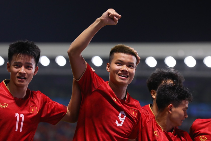 Tiền đạo 1m80 để tóc cực cháy lập siêu phẩm giúp U22 Việt Nam tại SEA Games 32 - Ảnh 3.