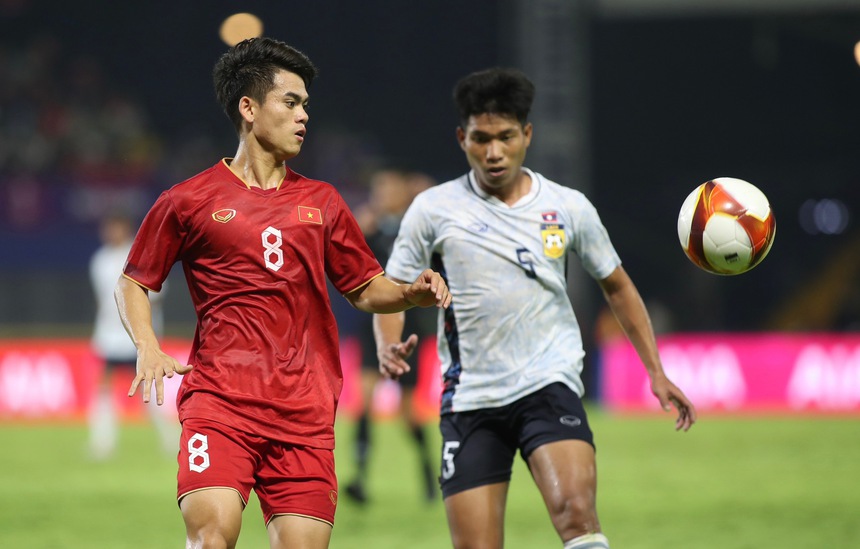 U22 Việt Nam đổ cả máu mới có chiến thắng, HLV Troussier gào thét chỉ đạo trong bất lực - Ảnh 2. U22 Việt Nam đổ cả máu mới có chiến thắng, HLV Troussier gào thét chỉ đạo trong bất lực - Ảnh 2.