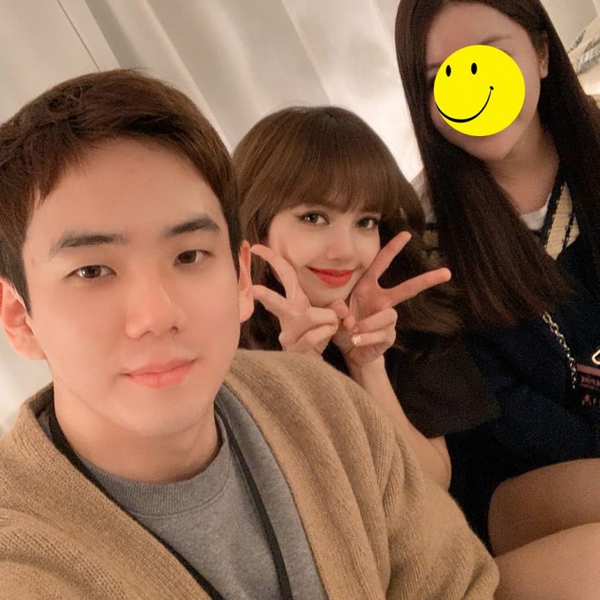 Sốt xình xịch khung hình Lisa chụp cùng anh trai Jisoo, liệu gương mặt có hoàn hảo như em gái nổi tiếng?  - Ảnh 3.