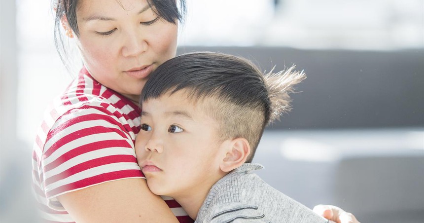 Cậu nhóc 9 tuổi mua nhẫn từ người lạ, mẹ nhìn thấy một ký hiệu lập tức sợ hãi, báo ngay cho giáo viên: "Không thể lấy chiếc nhẫn này!" - Ảnh 2.