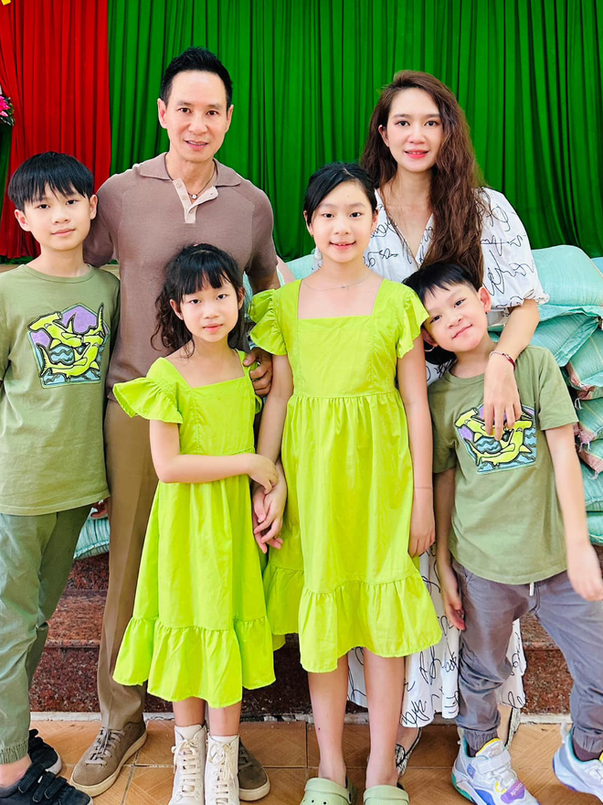 Điều ít biết về vợ Lý Hải: Từng học thạc sĩ ở Anh, nhỏ hơn chồng 17 tuổi nhưng đây là điều được khen nhất - Ảnh 6. Điều ít biết về vợ Lý Hải: Từng học thạc sĩ ở Anh, nhỏ hơn chồng 17 tuổi nhưng đây là điều được khen nhất - Ảnh 6.