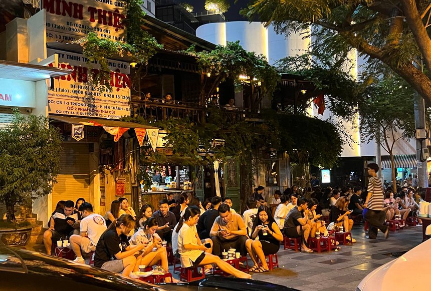 Ngày lễ 30/4 tại hai miền: Hà Nội xếp hàng dài chờ buýt 2 tầng, TP.HCM tấp nập người tại phố đi bộ - Ảnh 10. Ngày lễ 30/4 tại hai miền: Hà Nội xếp hàng dài chờ buýt 2 tầng, TP.HCM tấp nập người tại phố đi bộ - Ảnh 10.