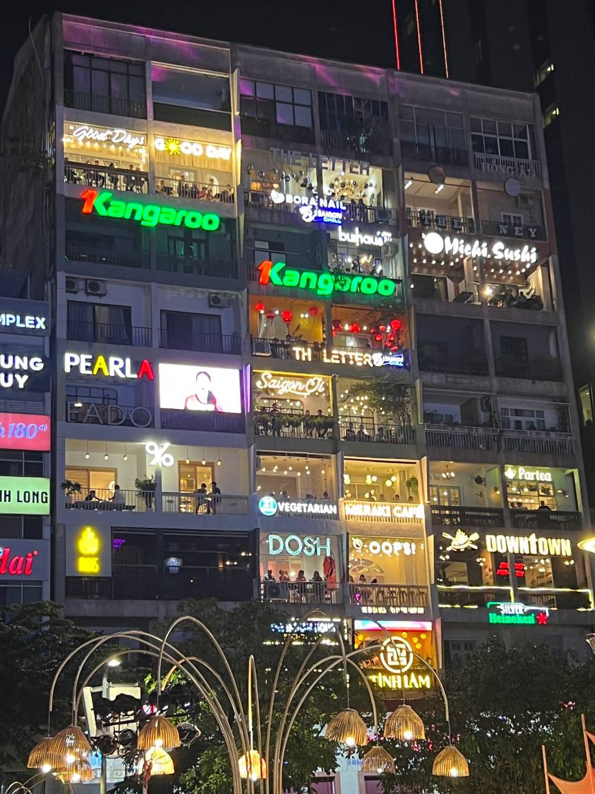 Ngày lễ 30/4 tại hai miền: Hà Nội xếp hàng dài chờ buýt 2 tầng, TP.HCM tấp nập người tại phố đi bộ - Ảnh 9. Ngày lễ 30/4 tại hai miền: Hà Nội xếp hàng dài chờ buýt 2 tầng, TP.HCM tấp nập người tại phố đi bộ - Ảnh 9.