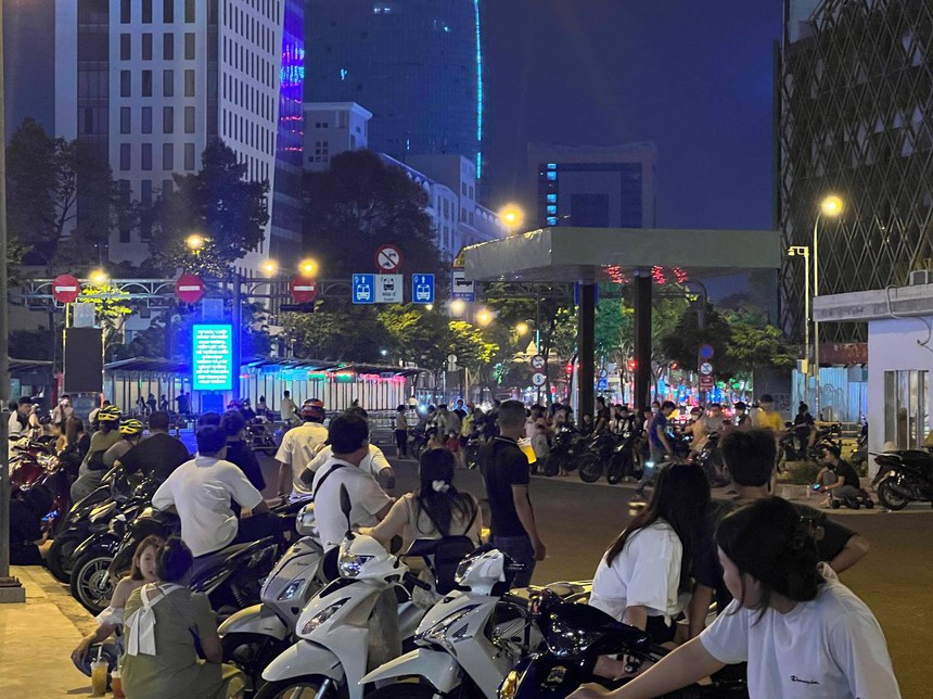 Ngày lễ 30/4 tại hai miền: Hà Nội xếp hàng dài chờ buýt 2 tầng, TP.HCM tấp nập người tại phố đi bộ - Ảnh 8. Ngày lễ 30/4 tại hai miền: Hà Nội xếp hàng dài chờ buýt 2 tầng, TP.HCM tấp nập người tại phố đi bộ - Ảnh 8.