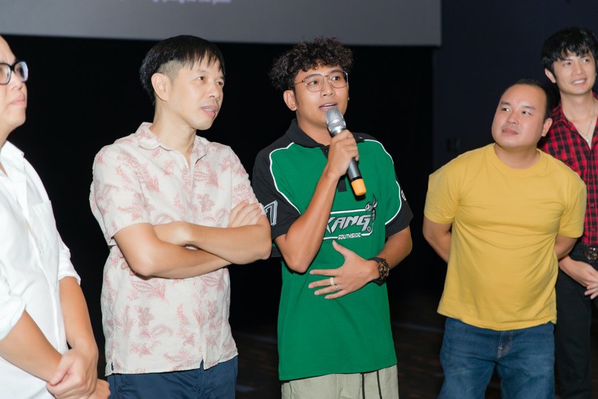 Thái Hòa mặc giản dị xuất hiện giữa rạp phim, không thể tin đây là 'ông hoàng phòng vé' - Ảnh 3. Thái Hòa mặc giản dị xuất hiện giữa rạp phim, không thể tin đây là 'ông hoàng phòng vé' - Ảnh 3.