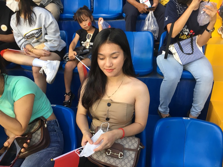 Dàn CĐV hùng hậu đến cổ vũ trận ra quân của U22 Việt Nam tại SEA Games 32 - Ảnh 8.