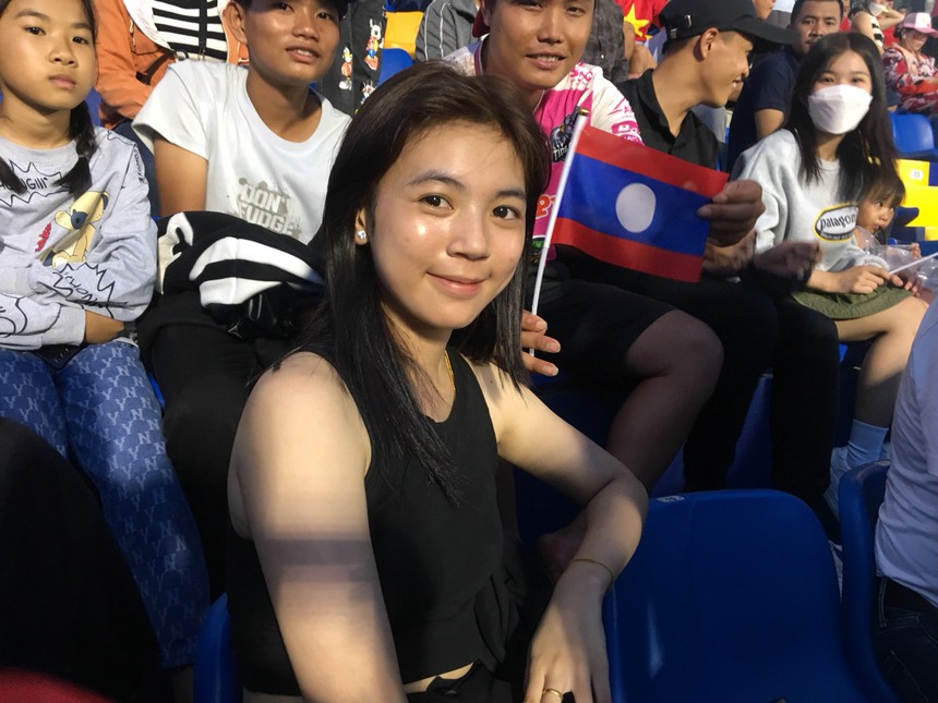 Dàn CĐV hùng hậu đến cổ vũ trận ra quân của U22 Việt Nam tại SEA Games 32 - Ảnh 10.