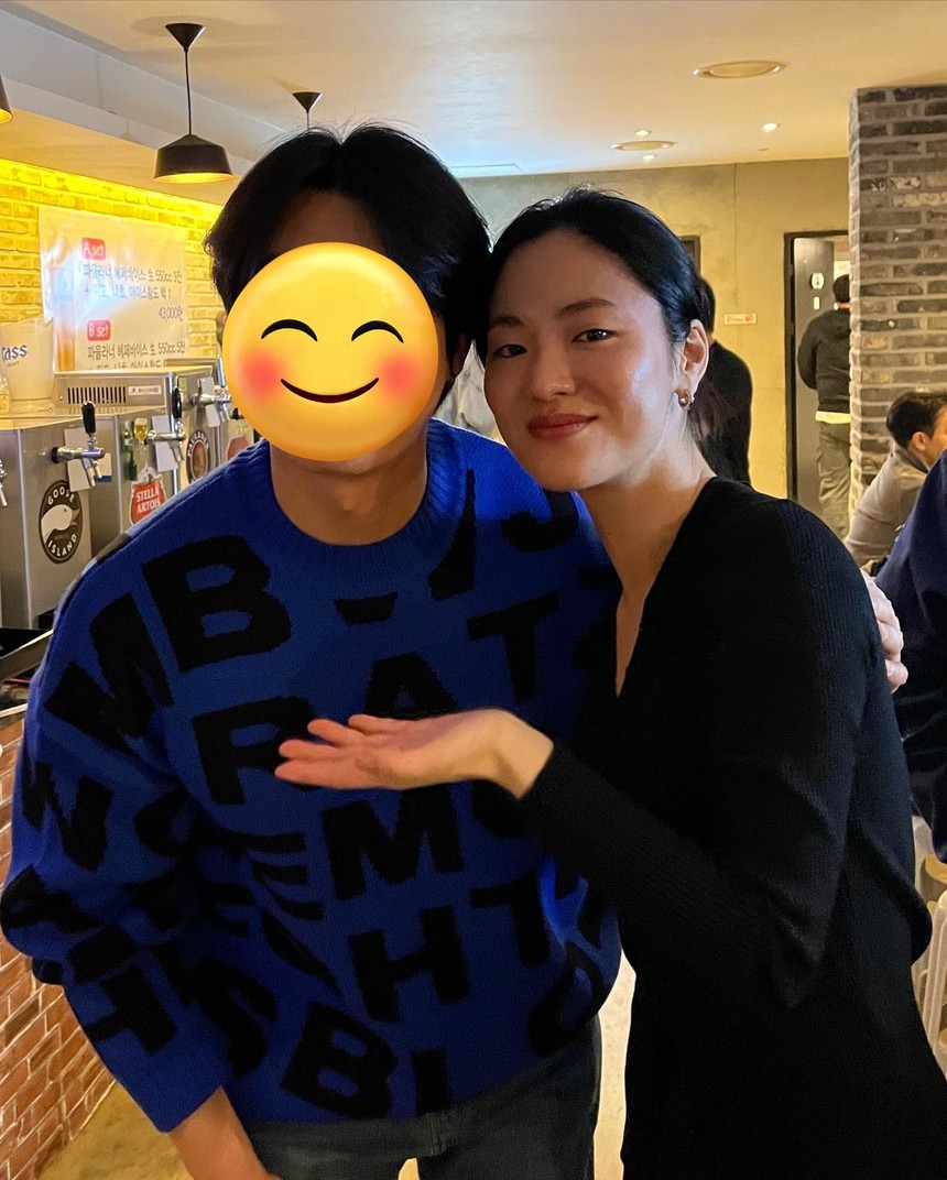 Dàn sao dự tiệc qua ảnh chụp cam thường: Hyun Bin gây sốt khi cạo đi bộ râu xồm xoàm, đọ sắc cực gắt với Lee Dong Wook - Ảnh 9.