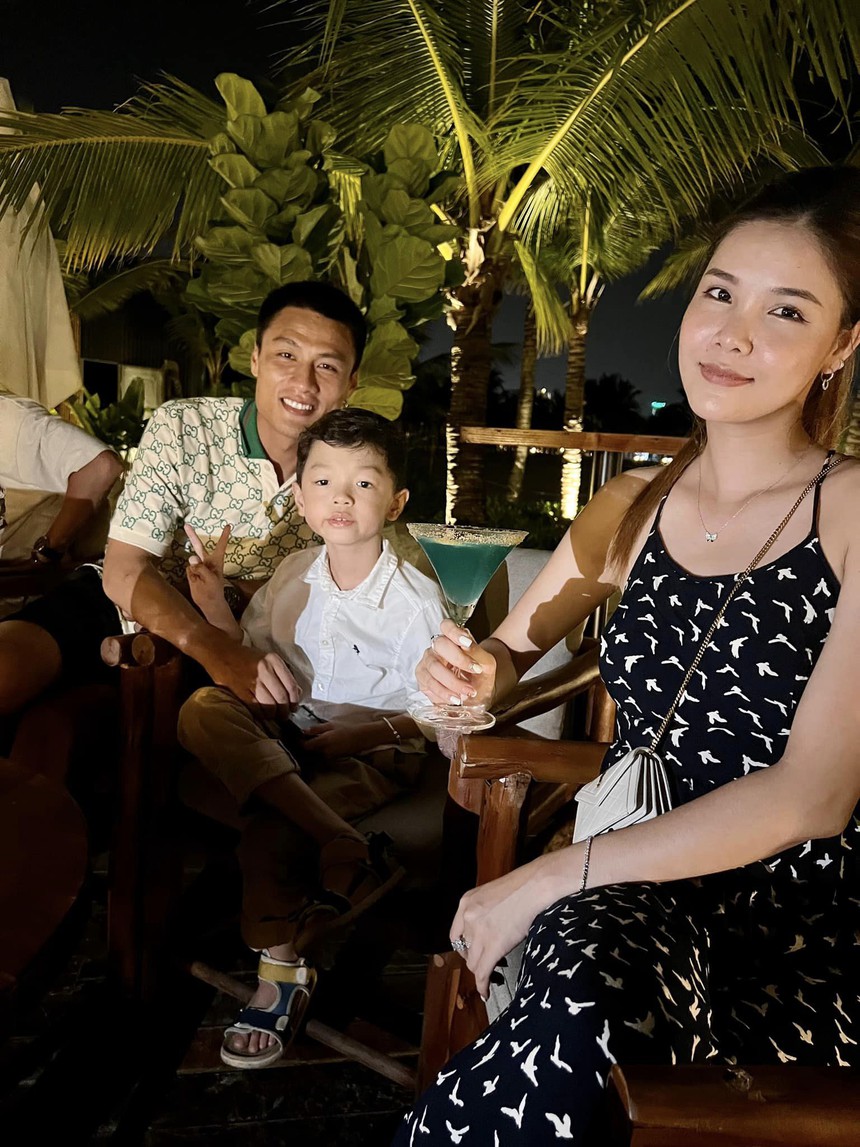 Ngắm nhan sắc vợ siêu mẫu của tiền đạo Mạc Hồng Quân, 'chung mâm' với Ngọc Trinh cũng không hề lép vế - Ảnh 9.