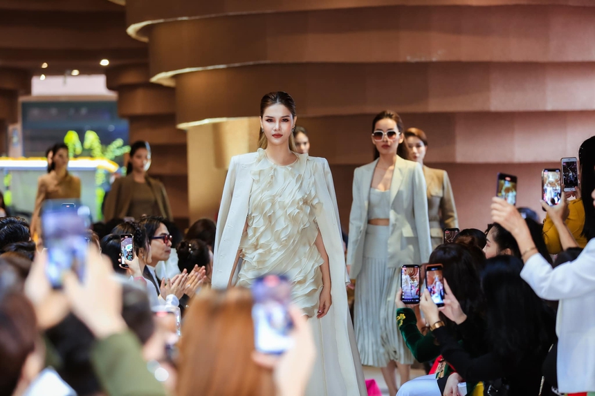 Ngắm nhan sắc vợ siêu mẫu của tiền đạo Mạc Hồng Quân, 'chung mâm' với Ngọc Trinh cũng không hề lép vế - Ảnh 3.