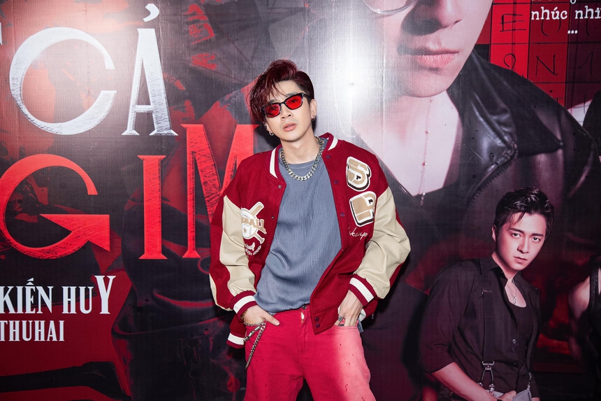 Chi Dân hiện tại: Ở ẩn sau biến cố gia đình, từng lên tiếng phản pháo vì loạt hình xăm kín người - Ảnh 1. Chi Dân hiện tại: Ở ẩn sau biến cố gia đình, từng lên tiếng phản pháo vì loạt hình xăm kín người - Ảnh 1.