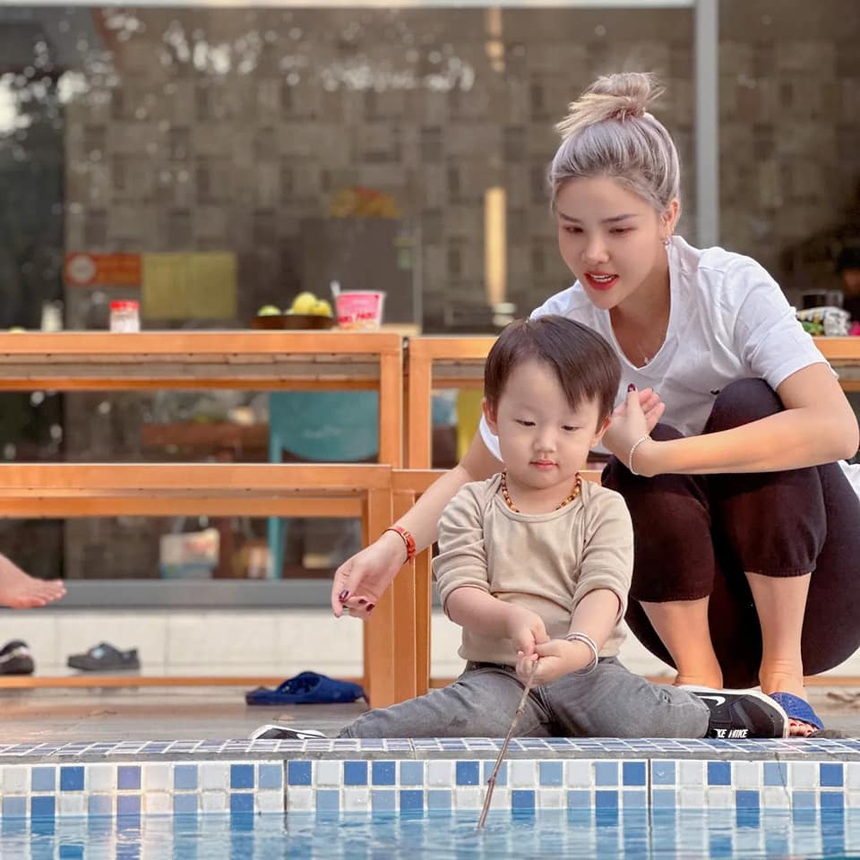 Ngắm nhan sắc vợ siêu mẫu của tiền đạo Mạc Hồng Quân, 'chung mâm' với Ngọc Trinh cũng không hề lép vế - Ảnh 10.