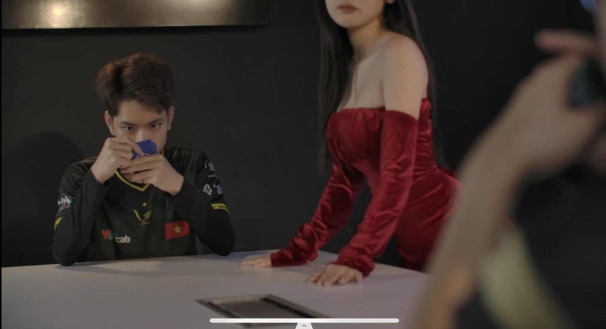 Tìm ra danh tính hot girl Liên Quân giấu mặt, chỉ để lộ thềm ngực vẫn đủ gây thương nhớ - Ảnh 1.