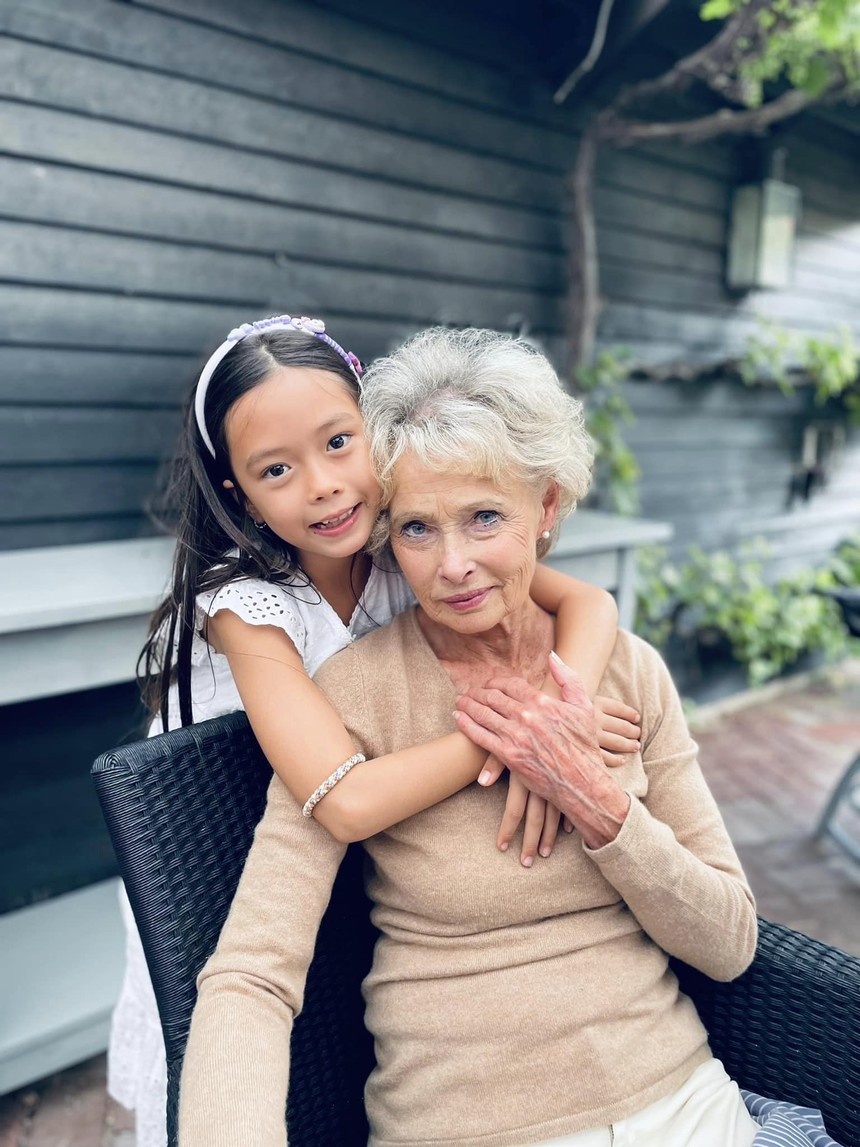 Chân dung mẹ chồng 81 tuổi làm nha sĩ, sống một mình trong căn nhà lớn của Đoan Trang - Ảnh 4.