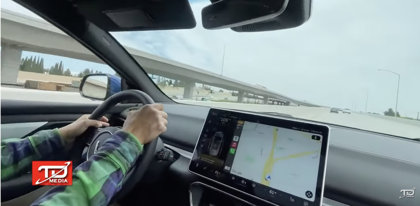 'Dân tổ' đất Mỹ lần đầu trải nghiệm VinFast VF 8: ‘Chạy hơn 160 km/h vẫn lách mượt trên cao tốc - Ảnh 5.