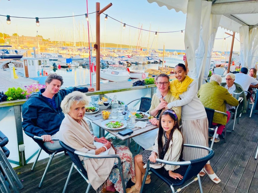 Chân dung mẹ chồng 81 tuổi làm nha sĩ, sống một mình trong căn nhà lớn của Đoan Trang - Ảnh 2.