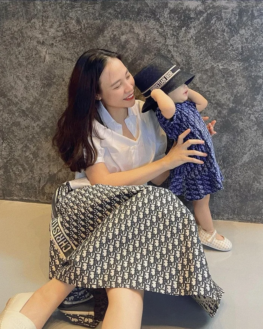 Lạ như Đàm Thu Trang: Bao năm làm dâu hào môn vẫn chuộng gu ăn mặc giản dị  - Ảnh 6.