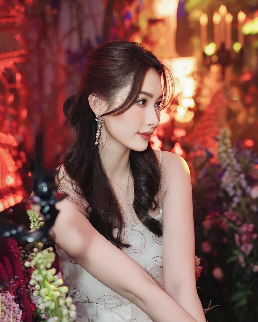 Góc nghiêng của Hoa hậu Đặng Thu Thảo: Đẹp nao lòng đến mức Tiểu Vy phải tán tụng "mãi mãi là thần tiên tỷ tỷ" - Ảnh 1.