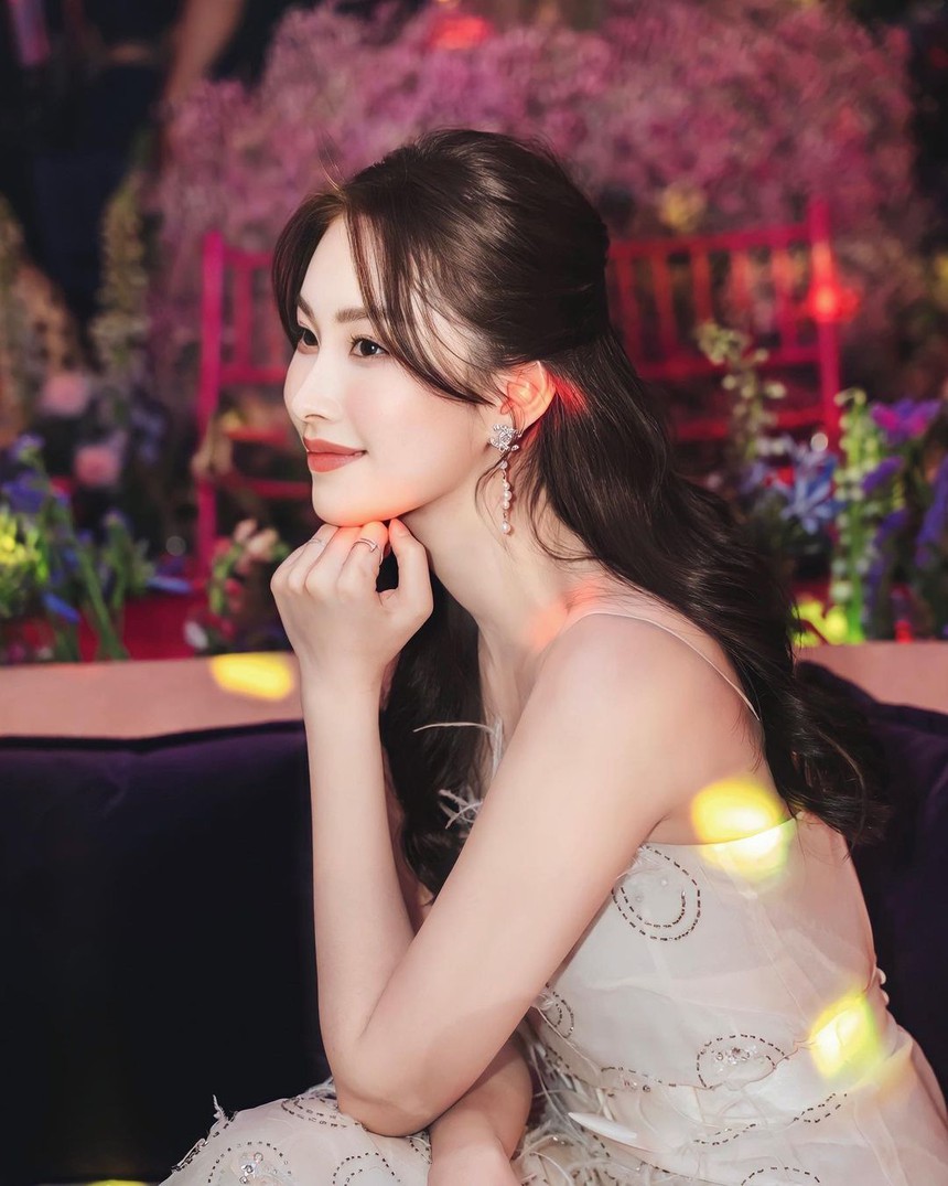 Góc nghiêng của Hoa hậu Đặng Thu Thảo: Đẹp nao lòng đến mức Tiểu Vy phải tán tụng "mãi mãi là thần tiên tỷ tỷ" - Ảnh 2.