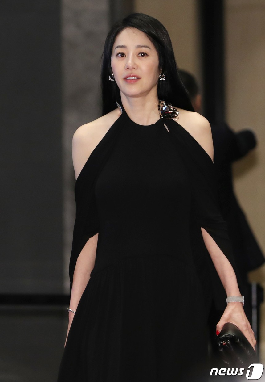 'Á hậu bị đế chế Samsung ruồng bỏ' ngày càng nhuận sắc, visual tuổi 52 khiến dân tình ngỡ ngàng vì quá đẹp - Ảnh 4. 'Á hậu bị đế chế Samsung ruồng bỏ' ngày càng nhuận sắc, visual tuổi 52 khiến dân tình ngỡ ngàng vì quá đẹp - Ảnh 4.