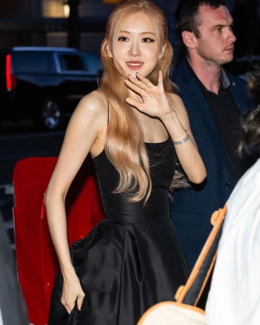 Drama hi hữu giữa 2 mẩu BLACKPINK: Lisa bị nghi ngờ cướp sự chú ý trong thời gian Jisoo solo nhưng được fan bênh vực ngay và luôn - Ảnh 3. Drama hi hữu giữa 2 mẩu BLACKPINK: Lisa bị nghi ngờ cướp sự chú ý trong thời gian Jisoo solo nhưng được fan bênh vực ngay và luôn - Ảnh 3.