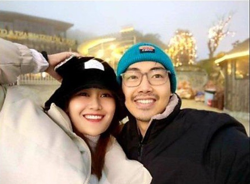 Linh Chi và chồng trong một chuyến du lịch. Chồng Linh Chi tên là Hà Thanh Tùng, kém cô 3 tuổi. Linh Chi tiết lộ cô gặp chồng trong rạp chiếu phim và trúng tiếng sét ái tình ngay từ lần gặp gỡ đầu tiên.