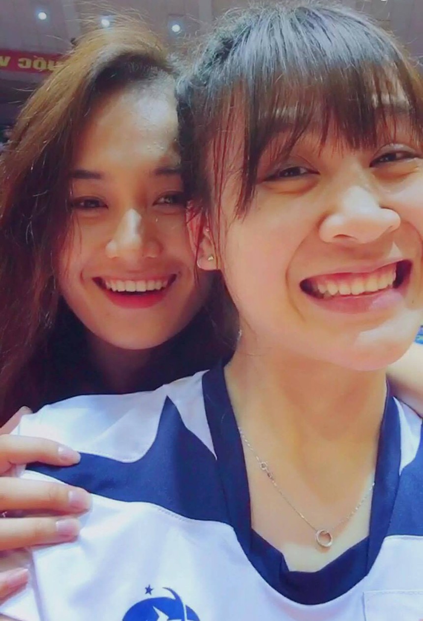 Và nụ cười tươi hết cỡ bên đồng đội