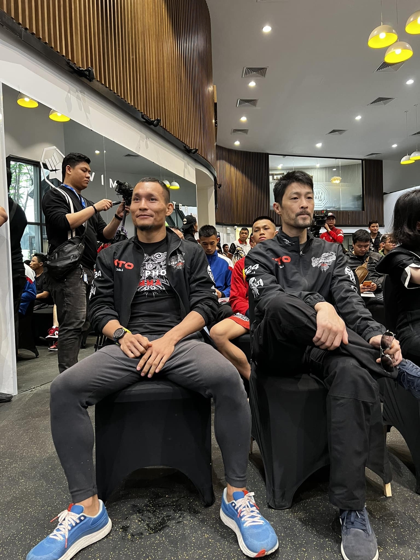 Màn quỳ gối tặng đai hé lộ mối quan hệ giữa Johnny Trí Nguyễn và Trần Quang Lộc - Ảnh 2. Màn quỳ gối tặng đai hé lộ mối quan hệ giữa Johnny Trí Nguyễn và Trần Quang Lộc - Ảnh 2.