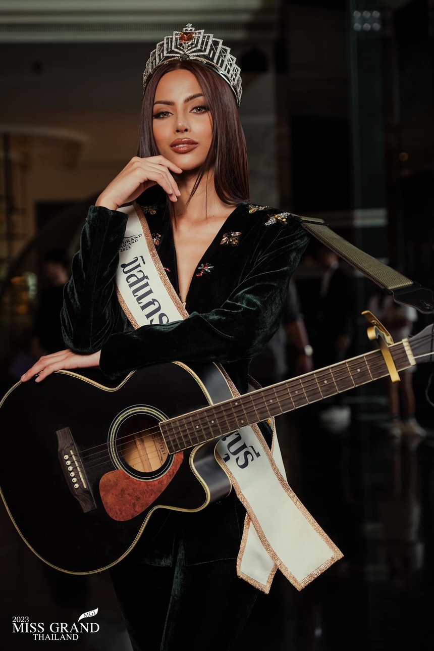 Hậu leo cây, làm lố livestream bán hàng, dàn thí sinh Hoa hậu Hòa bình Thái Lan hóa nữ thần, tay đua - Ảnh 1. Hậu leo cây, làm lố livestream bán hàng, dàn thí sinh Hoa hậu Hòa bình Thái Lan hóa nữ thần, tay đua - Ảnh 1.