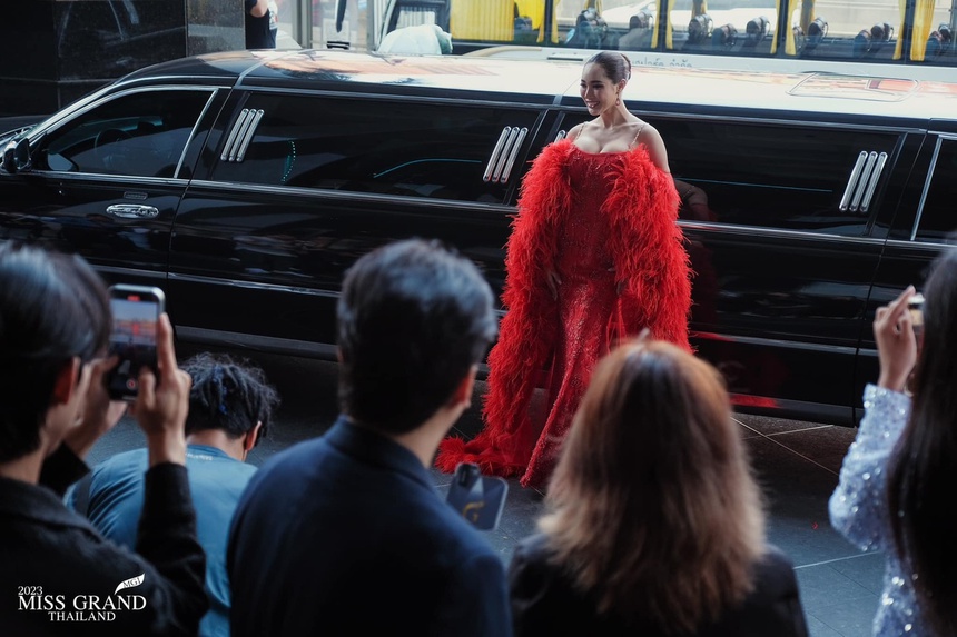 Hậu leo cây, làm lố livestream bán hàng, dàn thí sinh Hoa hậu Hòa bình Thái Lan hóa nữ thần, tay đua - Ảnh 2. Hậu leo cây, làm lố livestream bán hàng, dàn thí sinh Hoa hậu Hòa bình Thái Lan hóa nữ thần, tay đua - Ảnh 2.