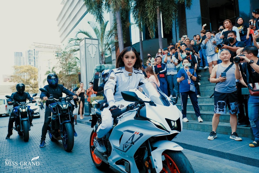 Hậu leo cây, làm lố livestream bán hàng, dàn thí sinh Hoa hậu Hòa bình Thái Lan hóa nữ thần, tay đua - Ảnh 3. Hậu leo cây, làm lố livestream bán hàng, dàn thí sinh Hoa hậu Hòa bình Thái Lan hóa nữ thần, tay đua - Ảnh 3.