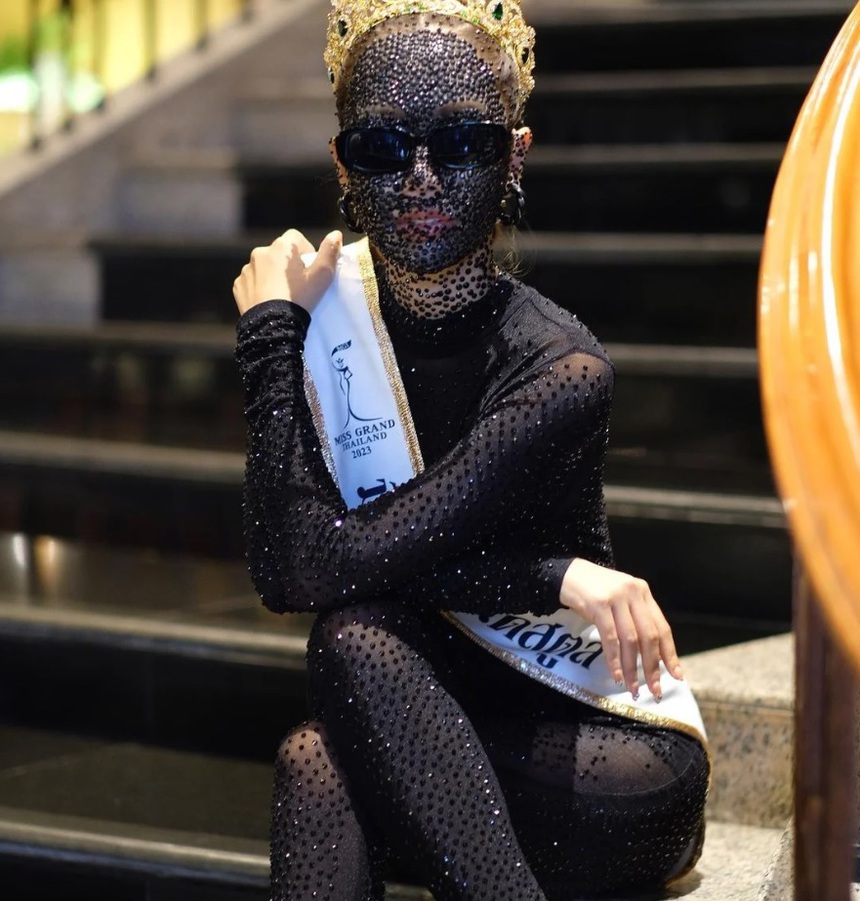 Hậu leo cây, làm lố livestream bán hàng, dàn thí sinh Hoa hậu Hòa bình Thái Lan hóa nữ thần, tay đua - Ảnh 15. Hậu leo cây, làm lố livestream bán hàng, dàn thí sinh Hoa hậu Hòa bình Thái Lan hóa nữ thần, tay đua - Ảnh 15.