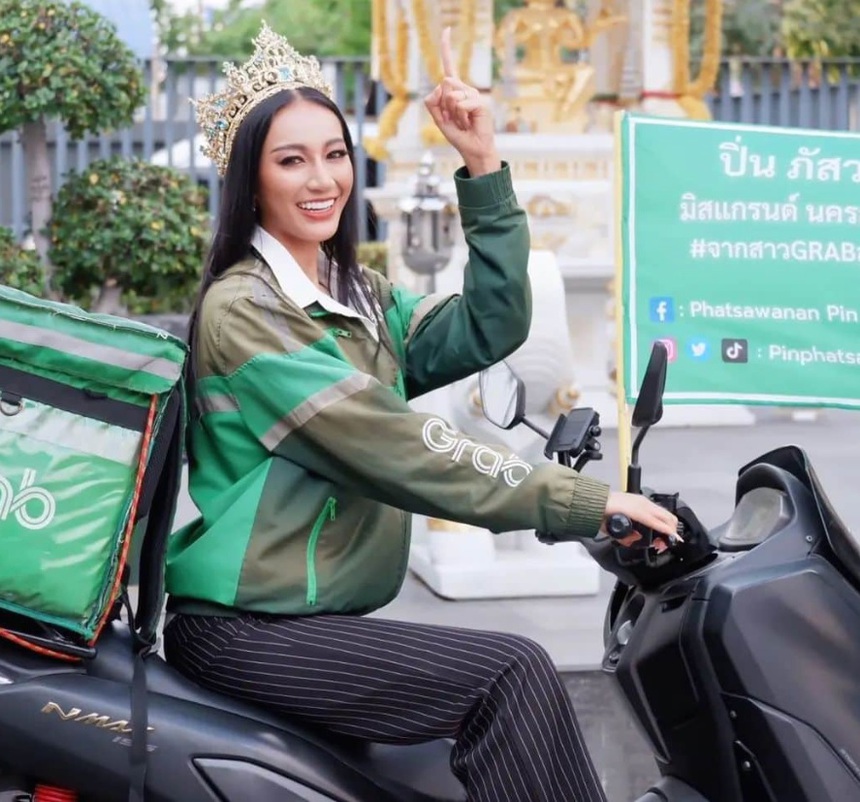 Hậu leo cây, làm lố livestream bán hàng, dàn thí sinh Hoa hậu Hòa bình Thái Lan hóa nữ thần, tay đua - Ảnh 12. Hậu leo cây, làm lố livestream bán hàng, dàn thí sinh Hoa hậu Hòa bình Thái Lan hóa nữ thần, tay đua - Ảnh 12.