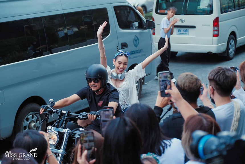 Hậu leo cây, làm lố livestream bán hàng, dàn thí sinh Hoa hậu Hòa bình Thái Lan hóa nữ thần, tay đua - Ảnh 7. Hậu leo cây, làm lố livestream bán hàng, dàn thí sinh Hoa hậu Hòa bình Thái Lan hóa nữ thần, tay đua - Ảnh 7.