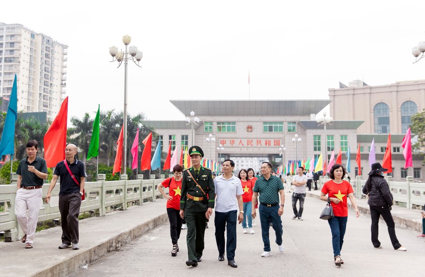 Cửa khẩu quốc tế Móng Cái trên đà hồi phục - Ảnh 1.