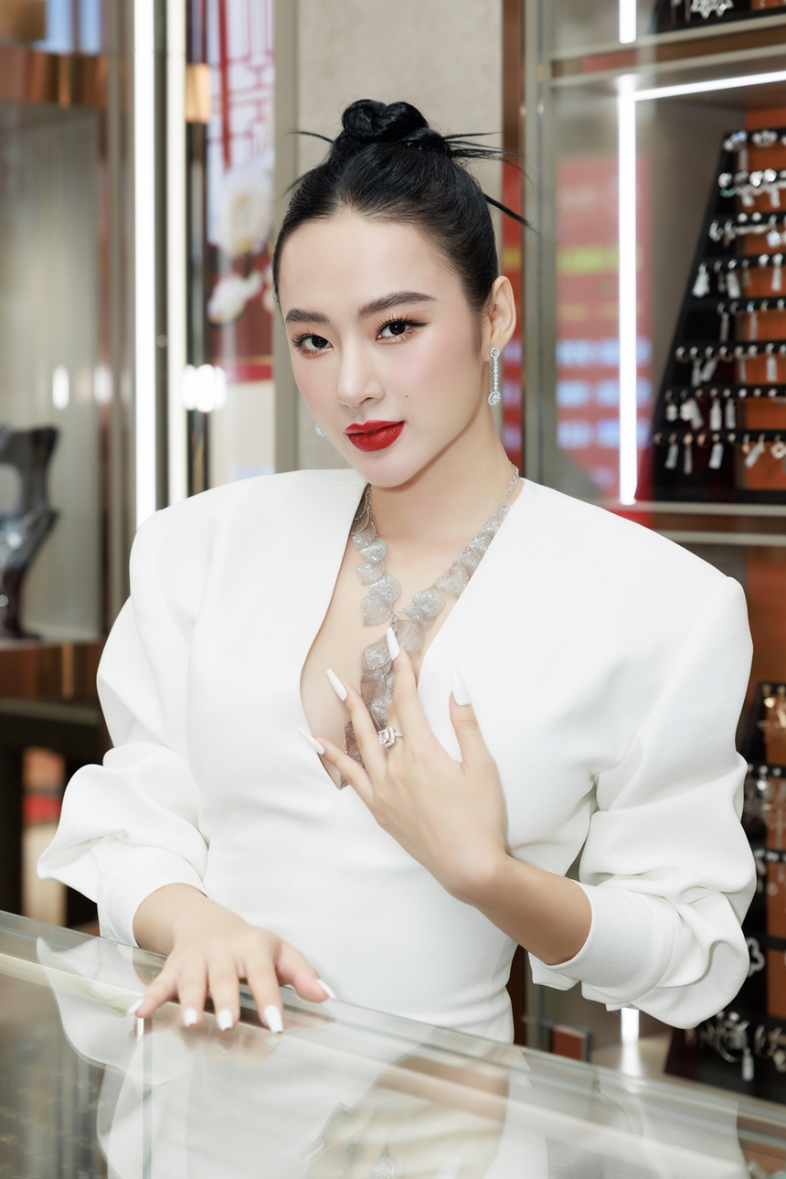 Angela Phương Trinh bất ngờ xuất hiện thanh lịch cùng con gái nuôi trong sự kiện - Ảnh 8.