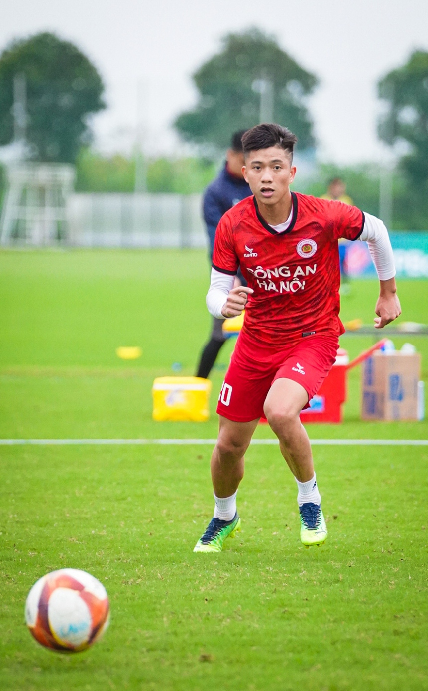 Bóng đá Việt Nam ngày 4/4: Phan Văn Đức phẫu thuật tại Singapore - Ảnh 1.