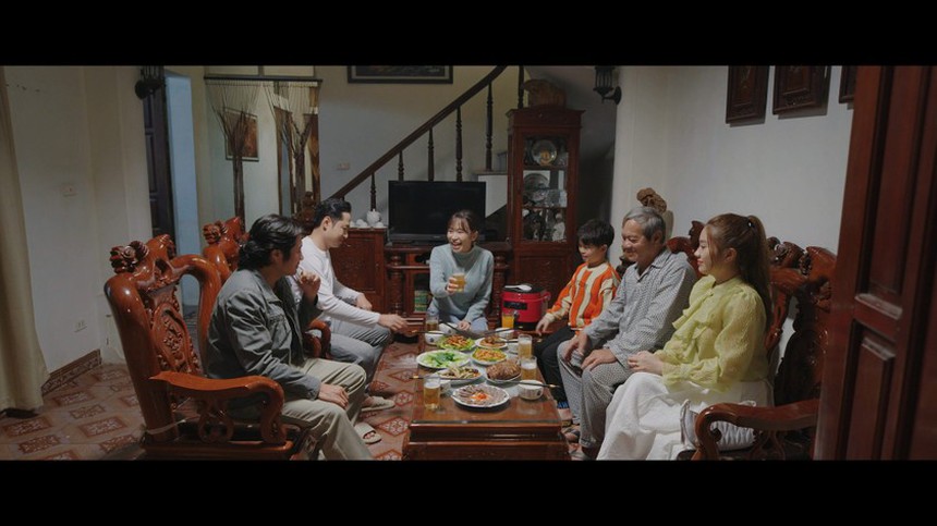 Số phận trái ngược cả phim lẫn đời của hai bố chồng phim 'giờ vàng' - Ảnh 1.