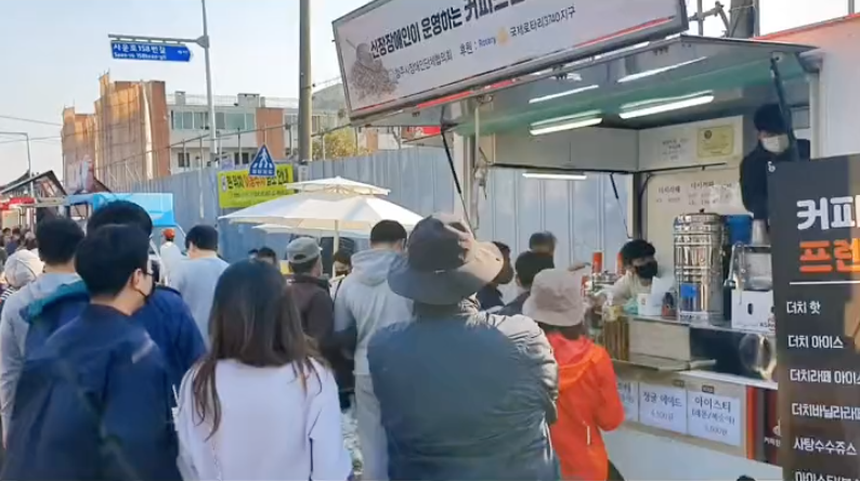 "Cơn sốt" cô gái Việt bán nước mía tại Hàn tiếp tục rần rần: Khách đông nghịt, 3 ngày hết bay 1500kg mía - Ảnh 3. "Cơn sốt" cô gái Việt bán nước mía tại Hàn tiếp tục rần rần: Khách đông nghịt, 3 ngày hết bay 1500kg mía - Ảnh 3.