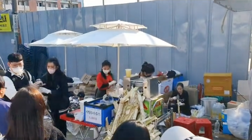 "Cơn sốt" cô gái Việt bán nước mía tại Hàn tiếp tục rần rần: Khách đông nghịt, 3 ngày hết bay 1500kg mía - Ảnh 4. "Cơn sốt" cô gái Việt bán nước mía tại Hàn tiếp tục rần rần: Khách đông nghịt, 3 ngày hết bay 1500kg mía - Ảnh 4.