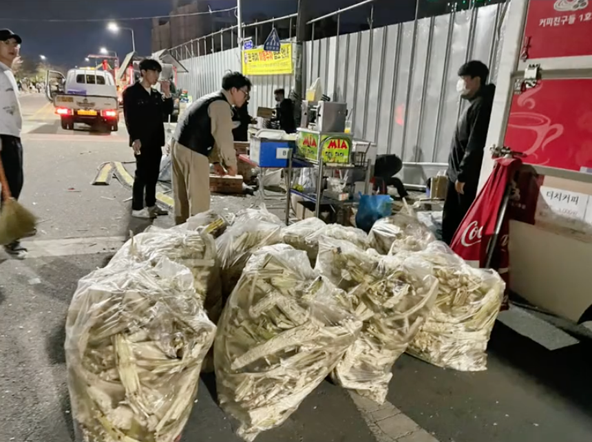 "Cơn sốt" cô gái Việt bán nước mía tại Hàn tiếp tục rần rần: Khách đông nghịt, 3 ngày hết bay 1500kg mía - Ảnh 5. "Cơn sốt" cô gái Việt bán nước mía tại Hàn tiếp tục rần rần: Khách đông nghịt, 3 ngày hết bay 1500kg mía - Ảnh 5.