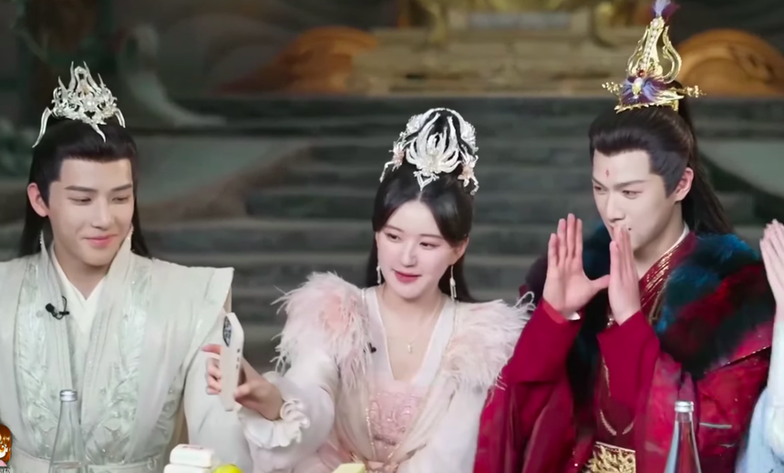 Triệu Lộ Tư lộ tính cách thật trên sóng livestream: Hết nhảy múa lại ăn uống liên tục cực đáng yêu - Ảnh 5.