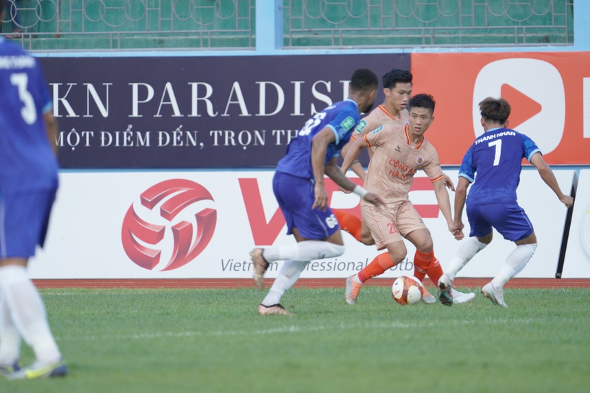 Văn Đức đã đóng góp gì cho CAHN sau thương vụ 'bom tấn'? - Ảnh 2. Văn Đức đã đóng góp gì cho CAHN sau thương vụ 'bom tấn'? - Ảnh 2.