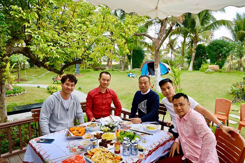 Không phải penthouse hay duplex, đây mới là "gu nhà" của nghệ sĩ Việt: Diện tích rộng hàng nghìn m2, có căn "4 mặt" là gỗ tự nhiên, tách biệt phố thị xô bồ  - Ảnh 8.