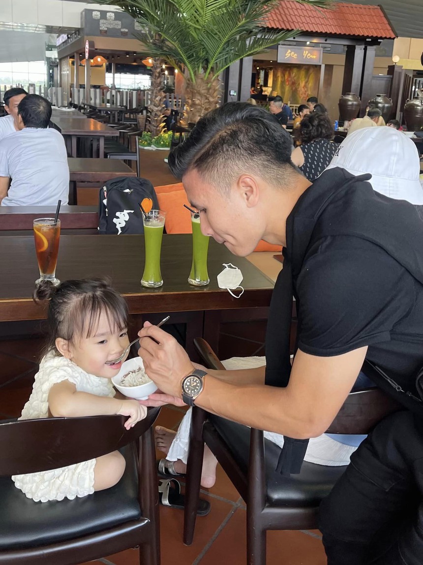 Cháu gái khen Quang Hải đẹp trai giống một người rất đặc biệt - Ảnh 4.